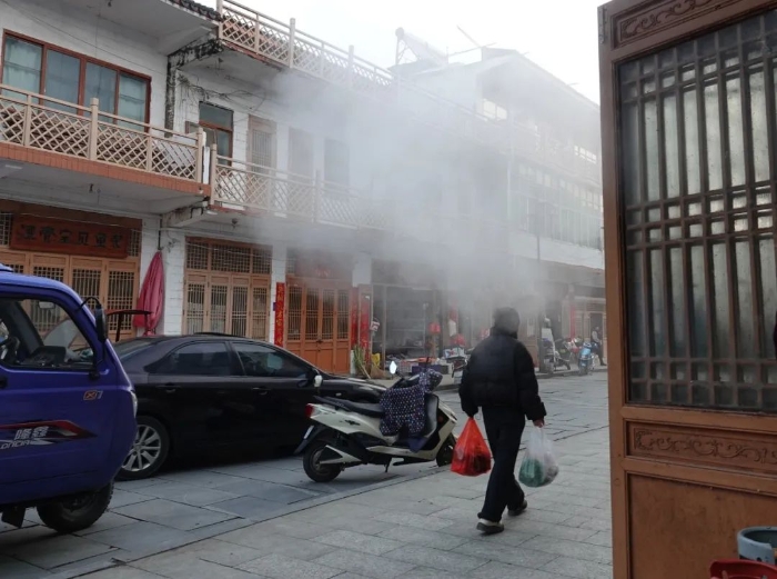鄱阳湖打造“候鸟食堂”，吸引上千只白鹤，但这不是一件好事