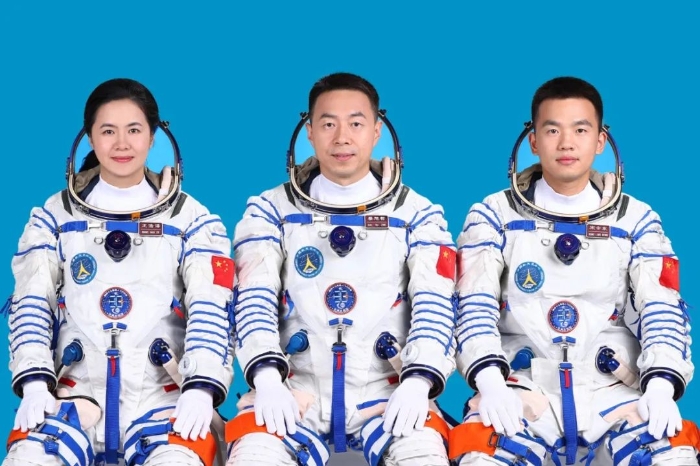 三人合影.jpg