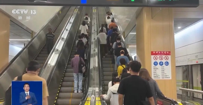 北京地铁惊现“小脚印”！这个“高素质”好习惯竟然错了……