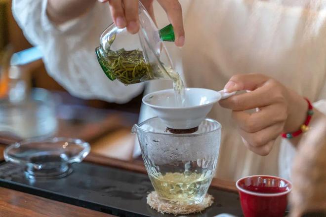 用茶水服药：是健康妙招还是潜在风险？
