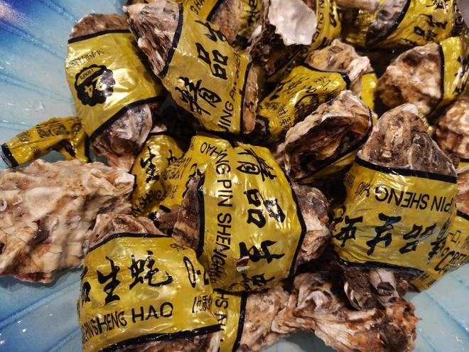 生蚝肚子里的黑色物质是屎吗？能吃吗？