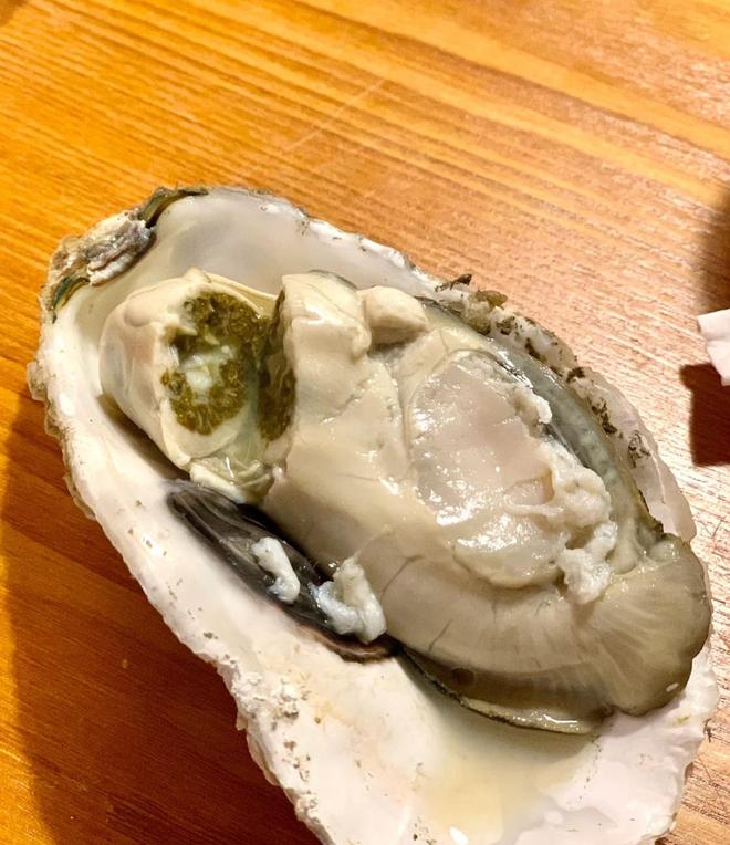 生蚝肚子里的黑色物质是屎吗？能吃吗？