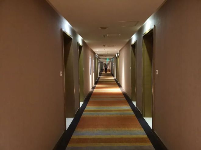 出门旅游，为何总住不到安静酒店？