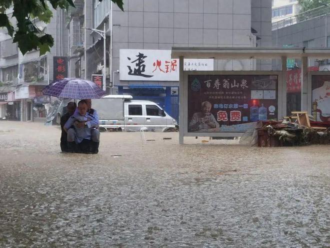 湖北一地暴雨致城市内涝，降雨量达353.5毫米需警惕