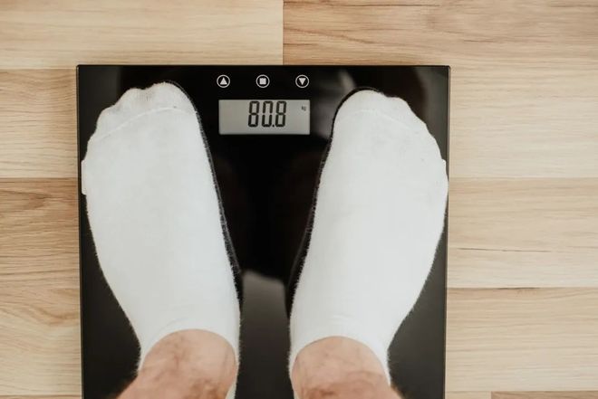 为什么拉完屎体重没变轻？有时还更重了？