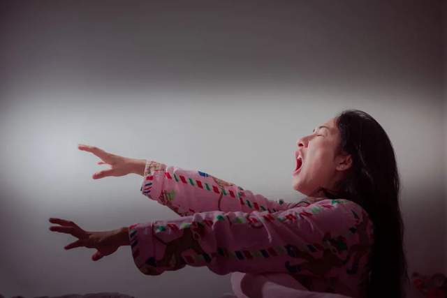 “鬼压床”真相揭秘：科学解释令人意外