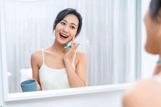 不刷牙睡觉 VS 不刷牙吃早餐，哪个更伤身？