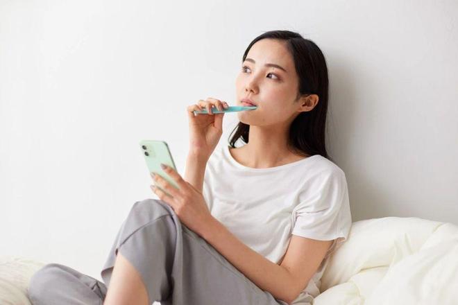 不刷牙睡觉 VS 不刷牙吃早餐，哪个更伤身？