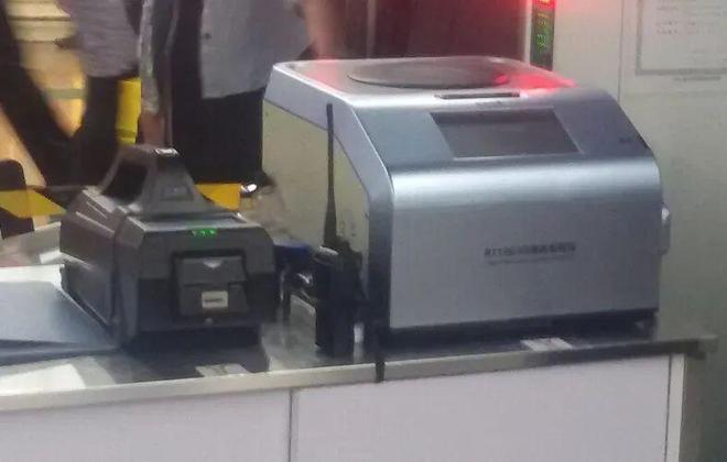 为啥飞机禁带超100mL液体？真相曝光