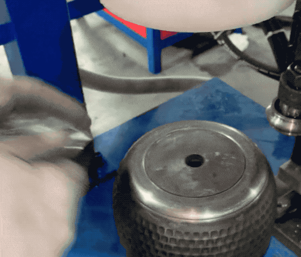 金属杯雪平锅锤纹真是手工一锤锤敲出？
