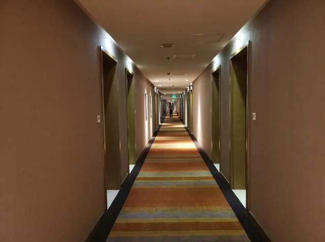 酒店噪音困局：为何旅游总难遇宁静？