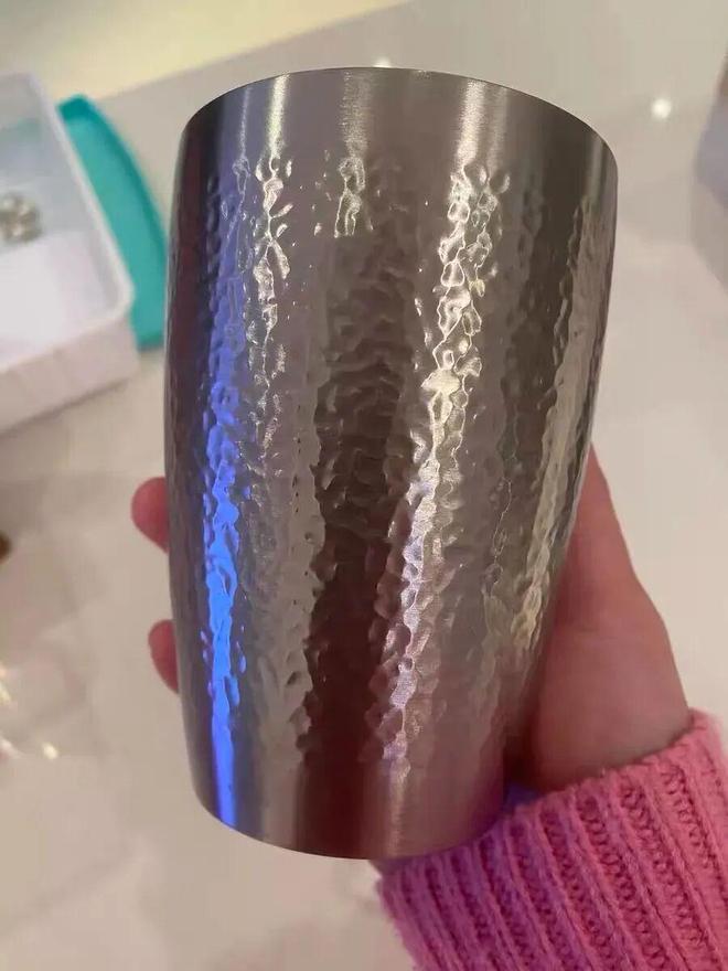 金属杯雪平锅锤纹真是手工一锤锤敲出？