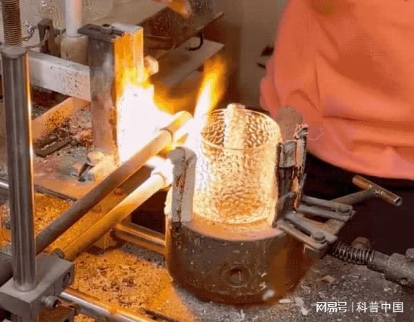 金属杯雪平锅锤纹真是手工一锤锤敲出？