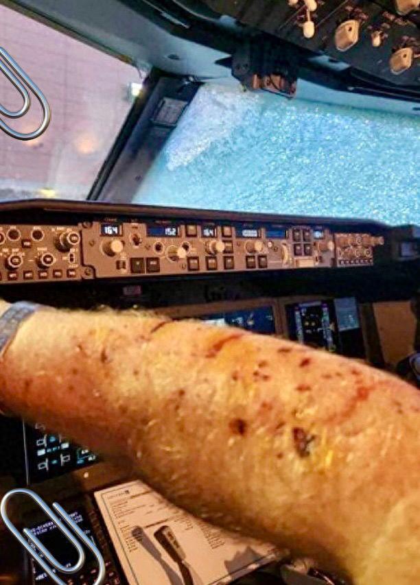 美客机万米高空风挡破裂飞行员受伤