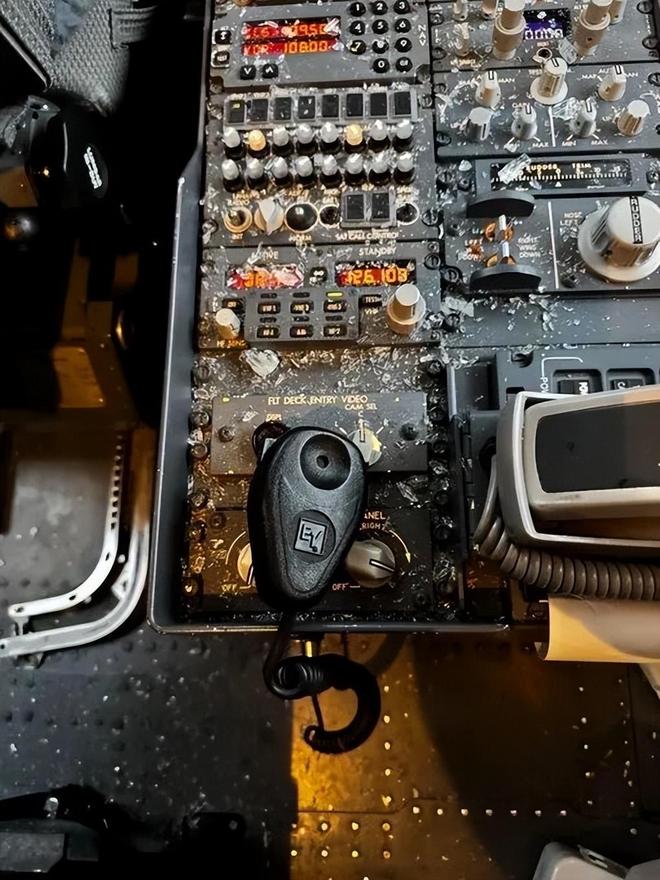 美客机万米高空风挡破裂飞行员受伤
