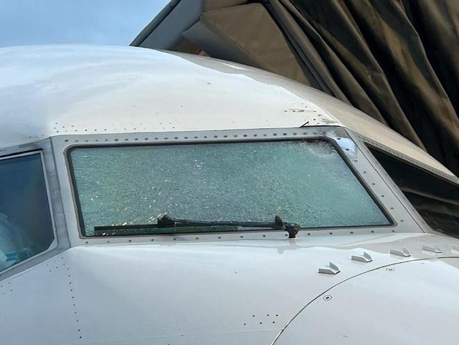 美客机万米高空风挡破裂飞行员受伤